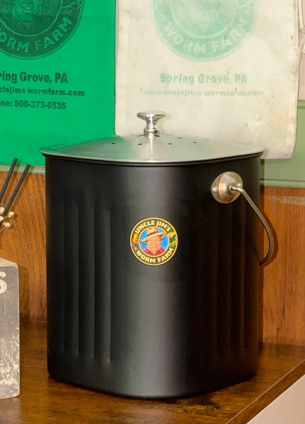 Uncle Jim's 1 Gallon Compost Pail - Black with Stainless Lid - Image 2